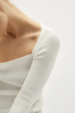 Top a Coste con Scollo Speciale in Cotone Organico